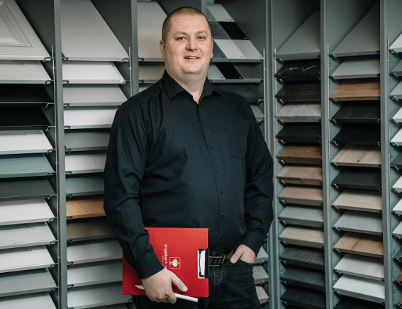 Küchenberater von Bolte Küchen & Glasdesign vor Fronten- und Materialmustern