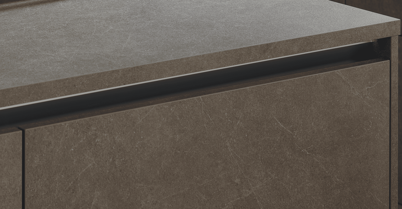 Dunkelgraue Keramik-Arbeitsplatte in Beton-Schiefer-Optik mit schwarzem Aluminium-Kantenprofil