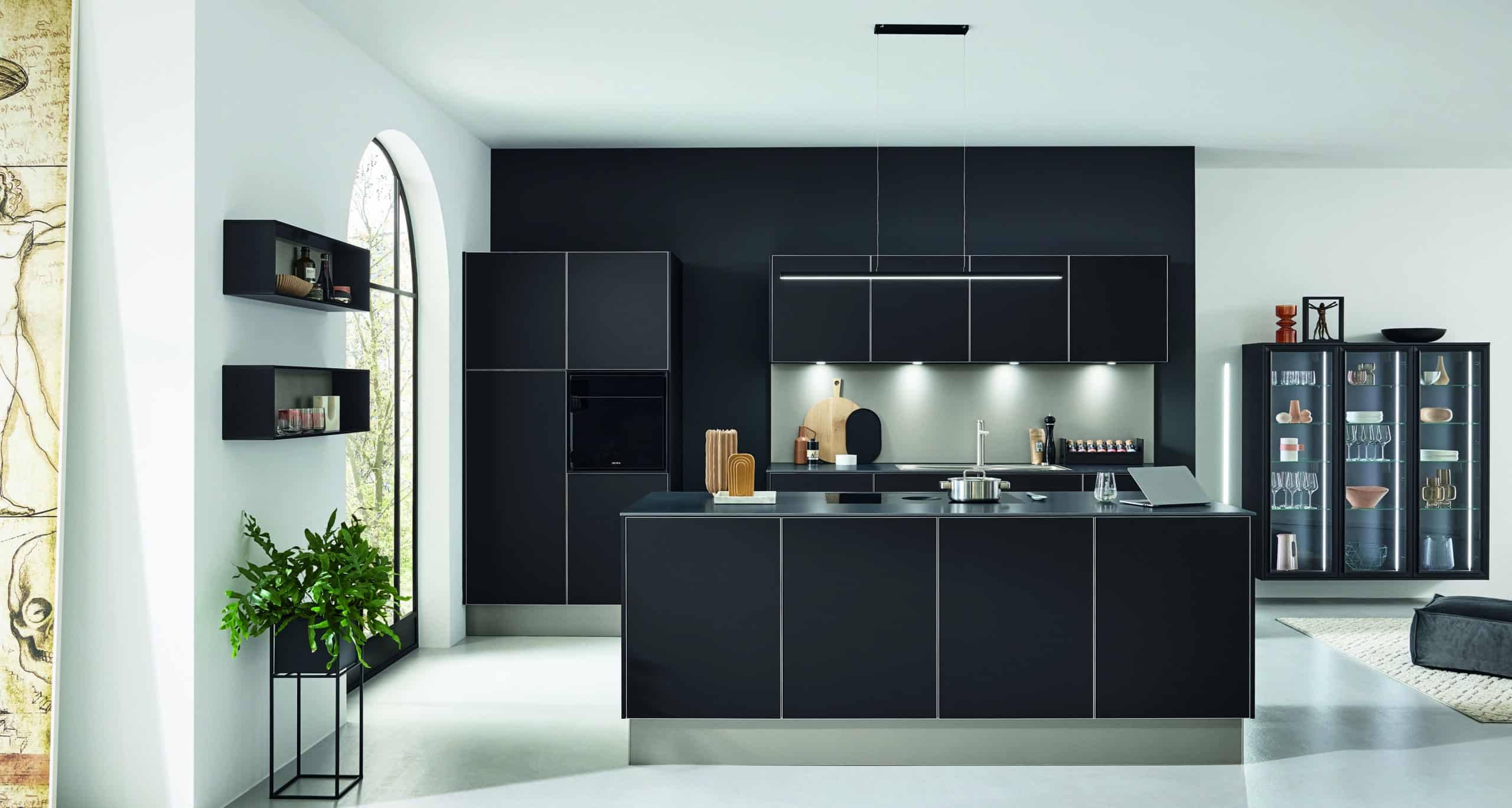 Moderne anthrazitfarbene Einbauküche mit LED-Unterbauspots und Hochglanzfronten