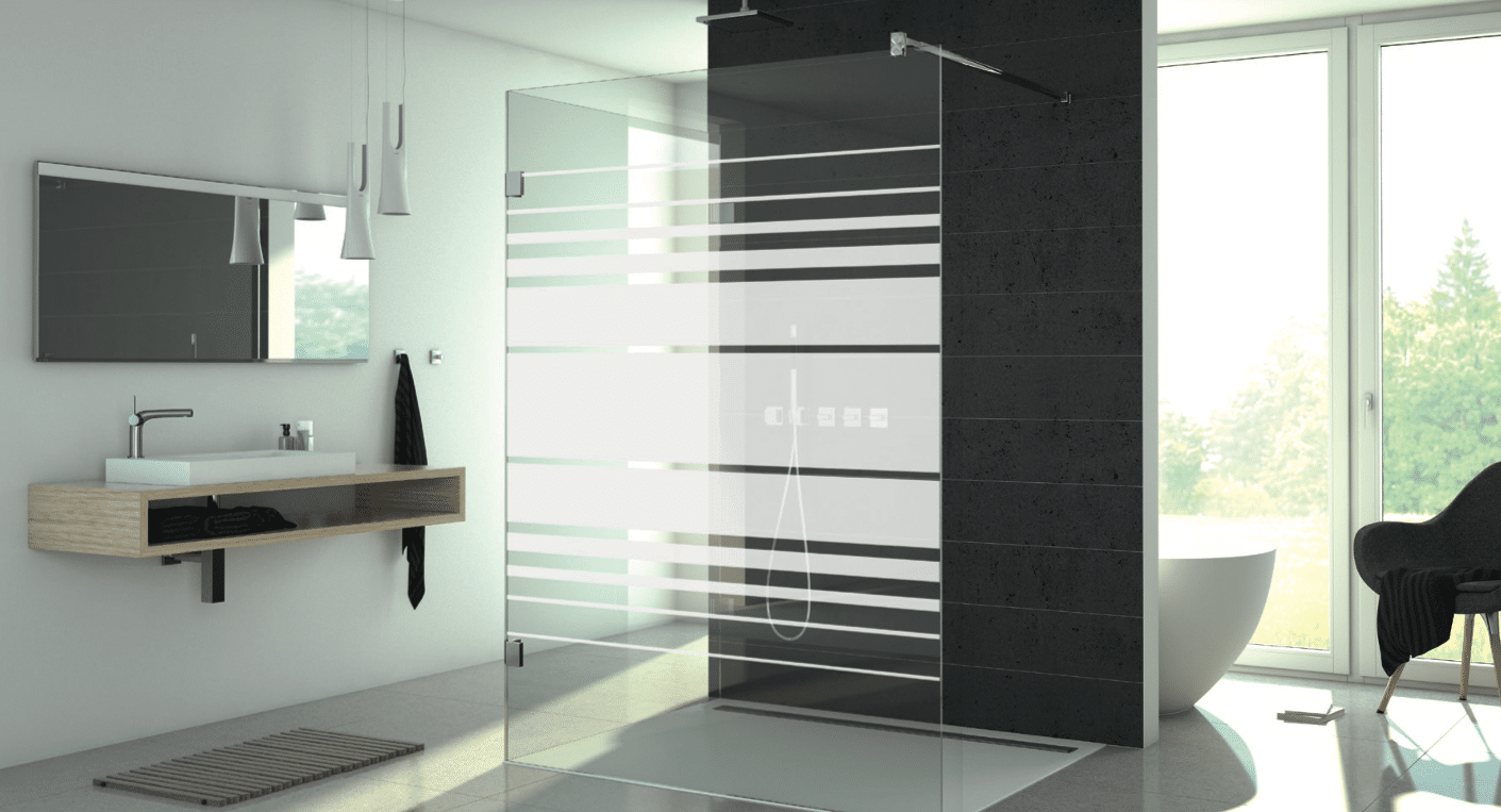 Satinierte Glastür mit horizontalem Streifendekor als Raumteiler