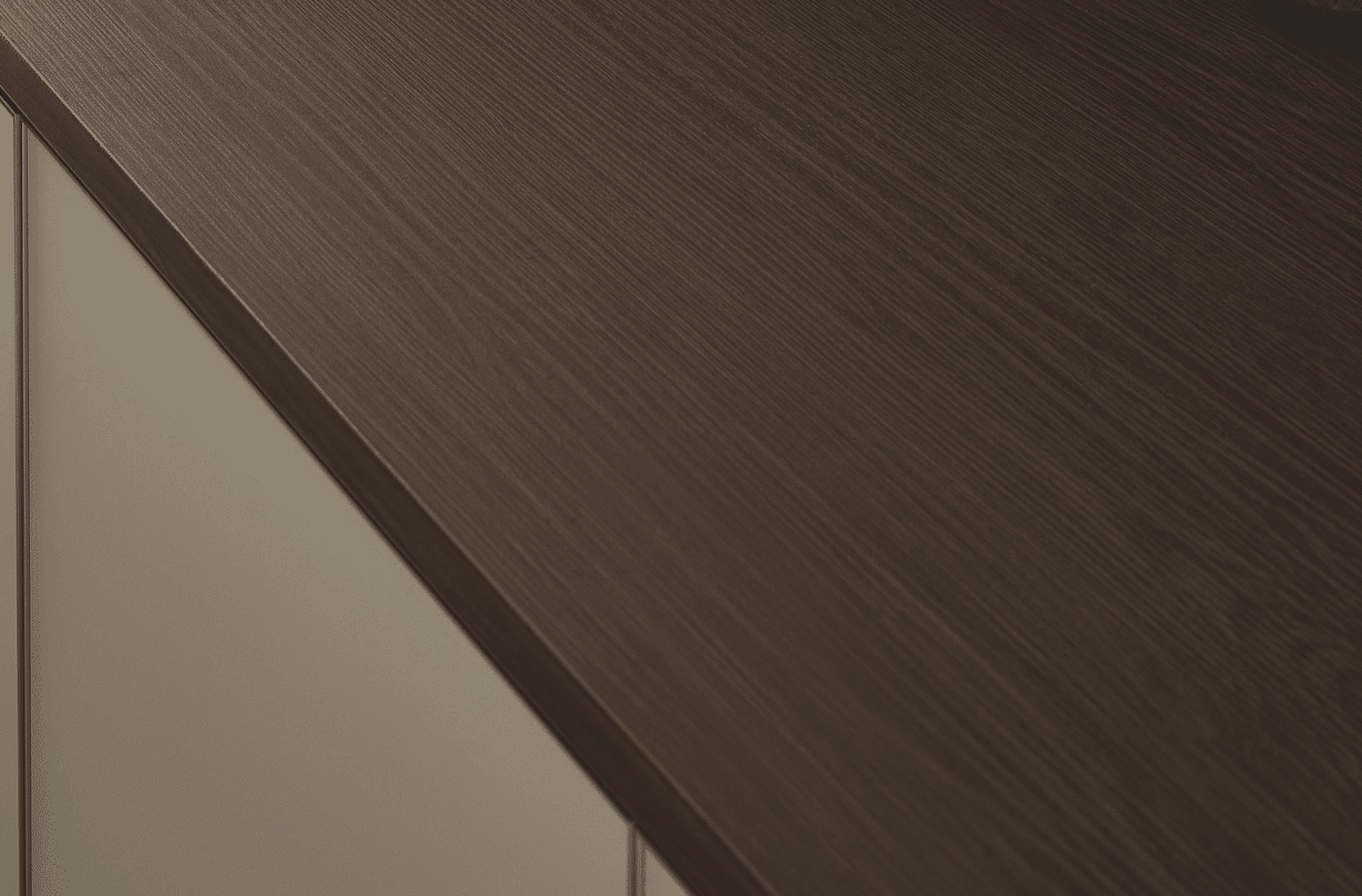 Arbeitsplatte in dunklem Holzdekor, Esche-Optik in Braun-Grau, feine horizontale Struktur