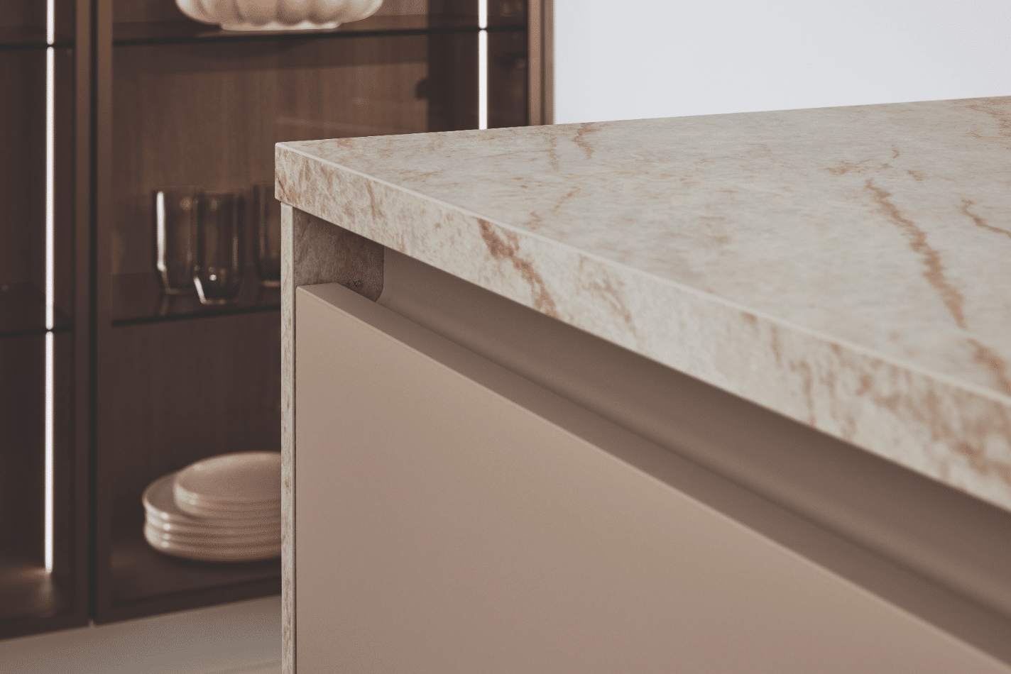 Arbeitsplatte in Naturstein-Optik mit warmer Goldader-Maserung, kombiniert mit griffloser Sandton-Front