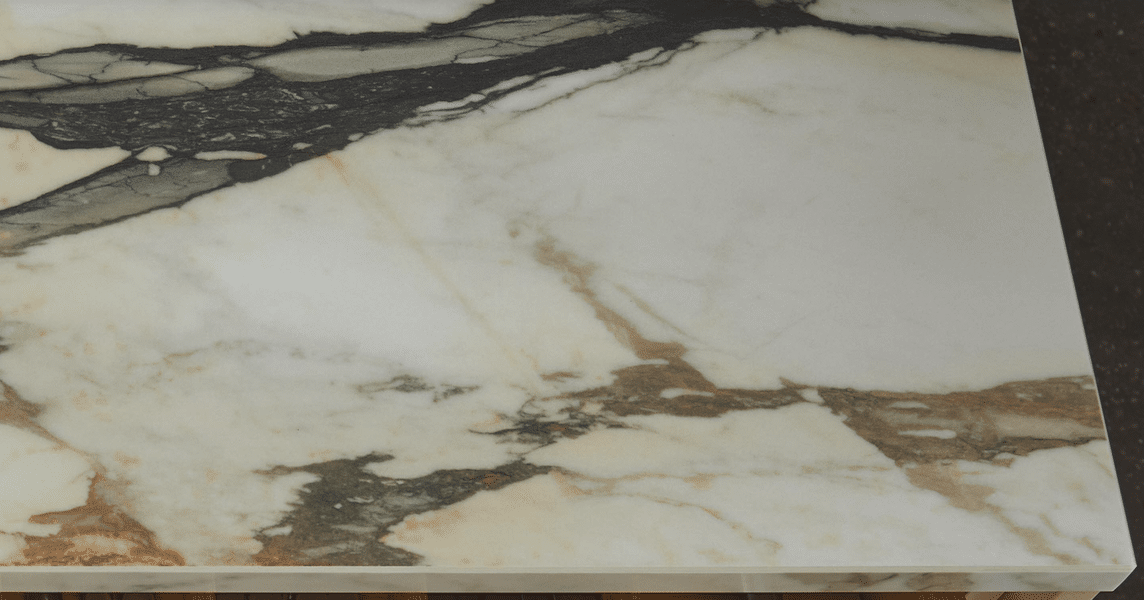 Calacatta-Marmor-Arbeitsplatte mit dramatischer dunkelgrauer Äderung, edle Naturstein-Optik