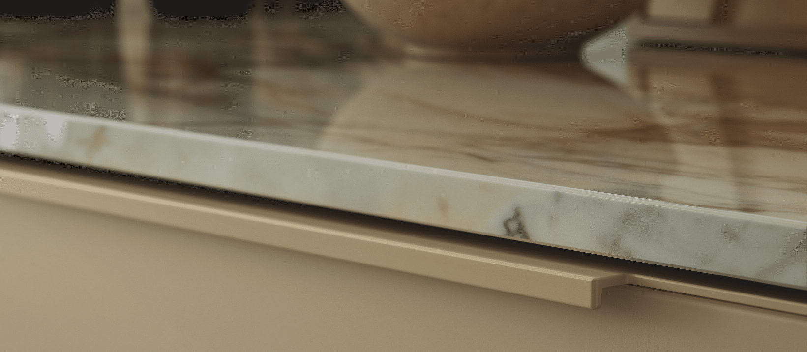 Weiße Marmor-Arbeitsplatte mit goldbrauner Äderung, dünnes Profil auf heller Küchenzeile