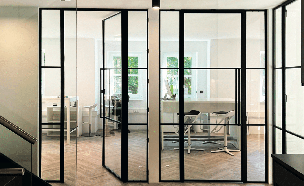 Stahl-Glas-Trennwand mit Drehtür als Besprechungsraumabtrennung im Büro