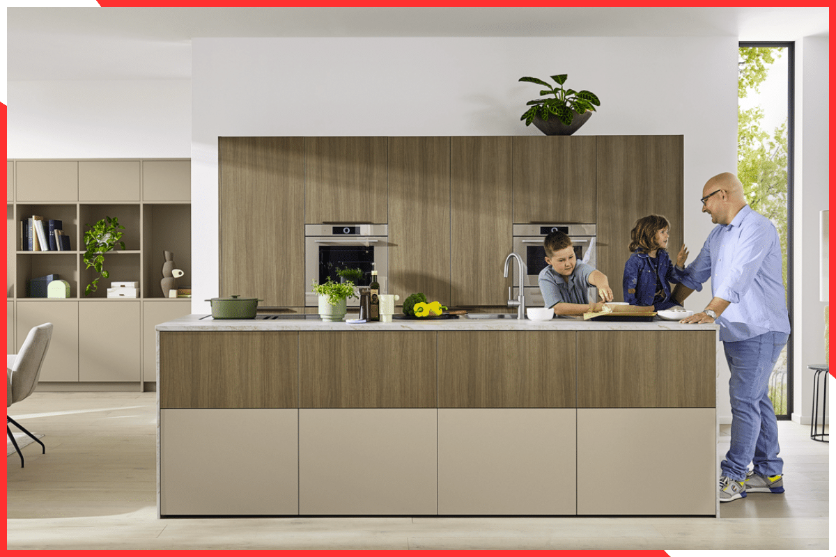 Ballerina Küche in warmer Holzoptik mit Kochinsel und Sitzgelegenheit im Wohnbereich