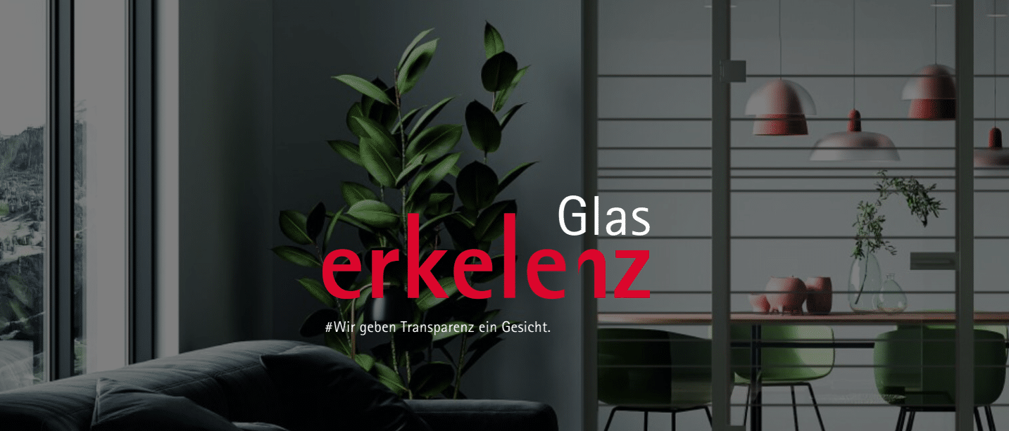 Erkelenz Glas Logo mit Slogan Wir geben Transparenz ein Gesicht vor modernem Wohnraum mit Glastrennwand