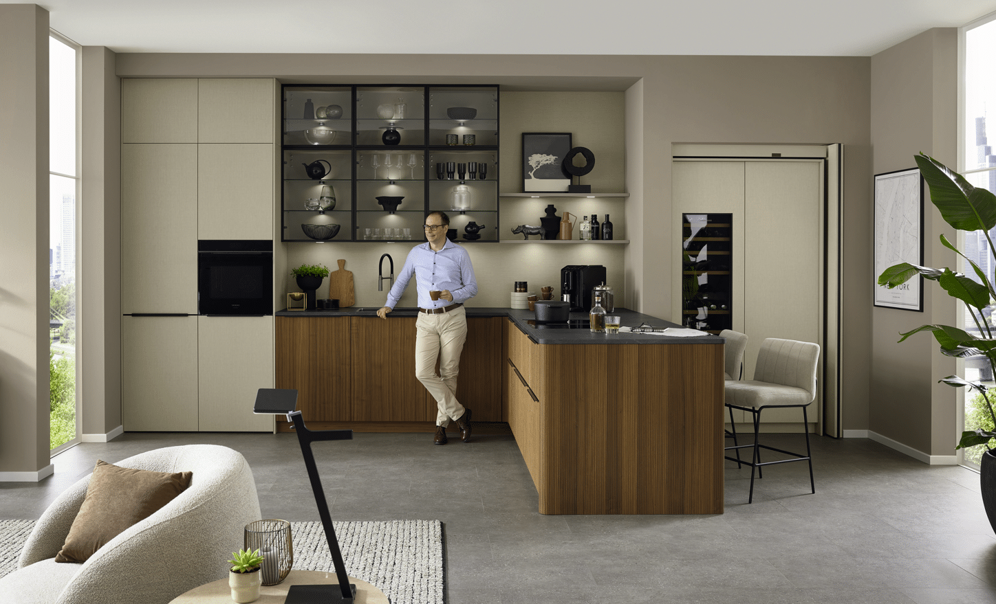 Ballerina Küche in Holz-Beige-Kombination mit Vitrinenschränken und Elektrogeräten