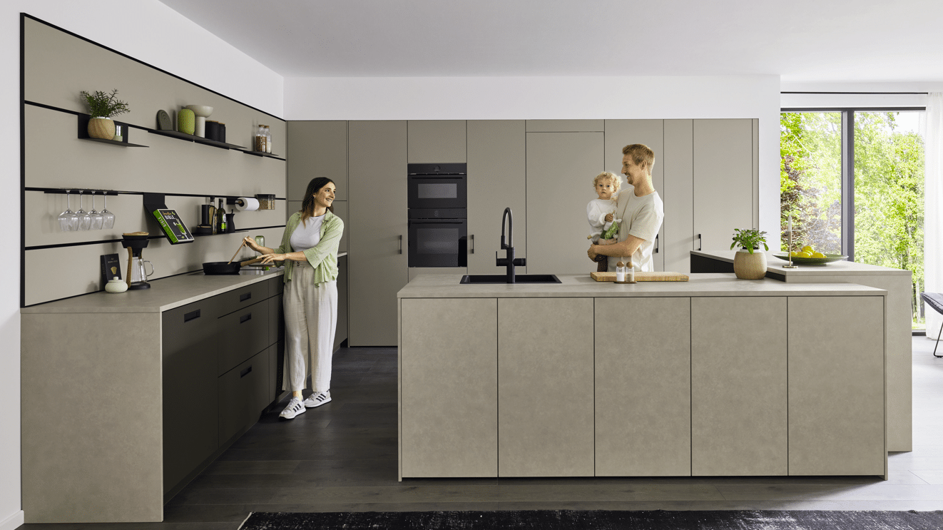 Familien Ballerina Küche in Beige mit Kochinsel und Person beim Kochen im offenen Wohnbereich