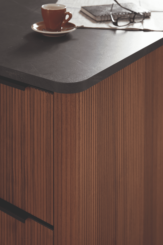 Rillenfront Küche in dunklem Holzdekor mit Steinarbeitsplatte