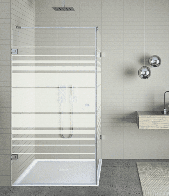 Glasdusche mit horizontalen Satinstreifen als Sichtschutz in hellem Bad