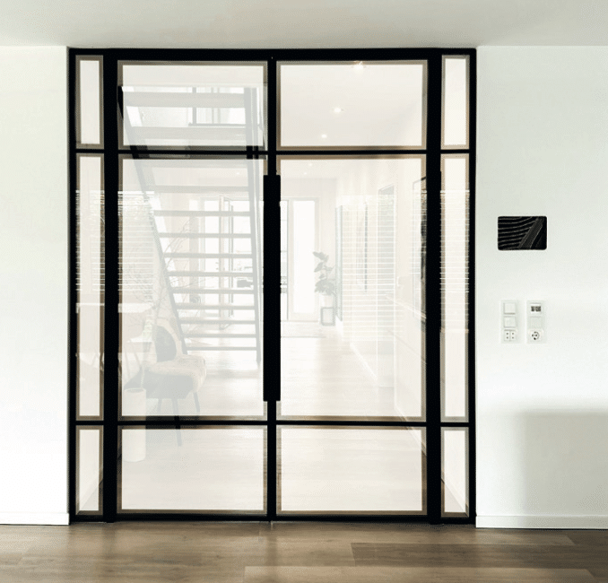 Zweiflügelige Stahl-Glas-Eingangstür mit schwarzem Rahmen in gewerblichem Gebäude