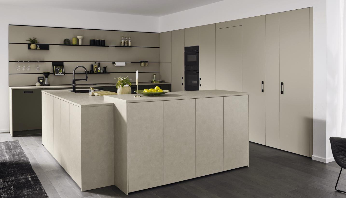 Helle Ballerina Küche in Greige mit langer Kochinsel und dunklen Elektrogeräten