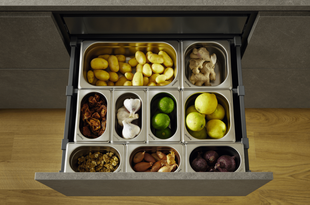 Helle schmale Auszugschublade mit weißen Einlegern für Kleinteile