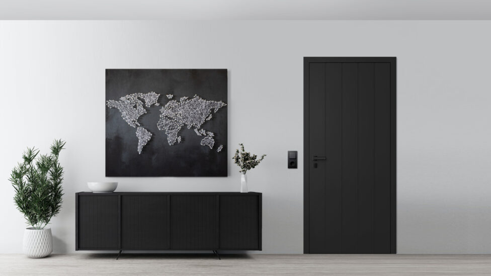 HGM Premium Innentür Lines in Ultramatt Schwarz mit schwarzem Rahmen und Drücker in modernem Wohnflur