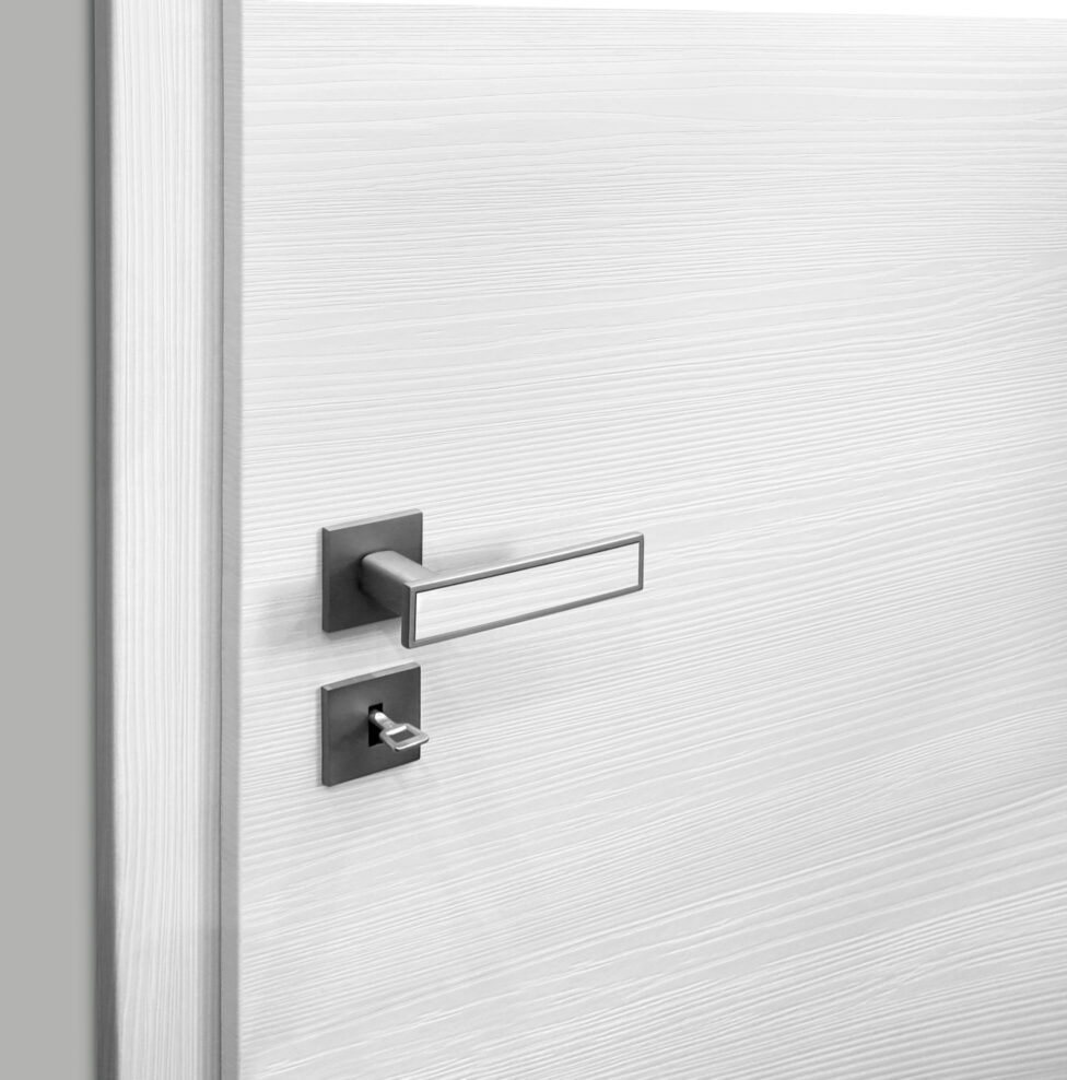 Detailansicht ASTRA Innentür in Weiß mit horizontaler Struktur und eckigem Edelstahl-Drücker