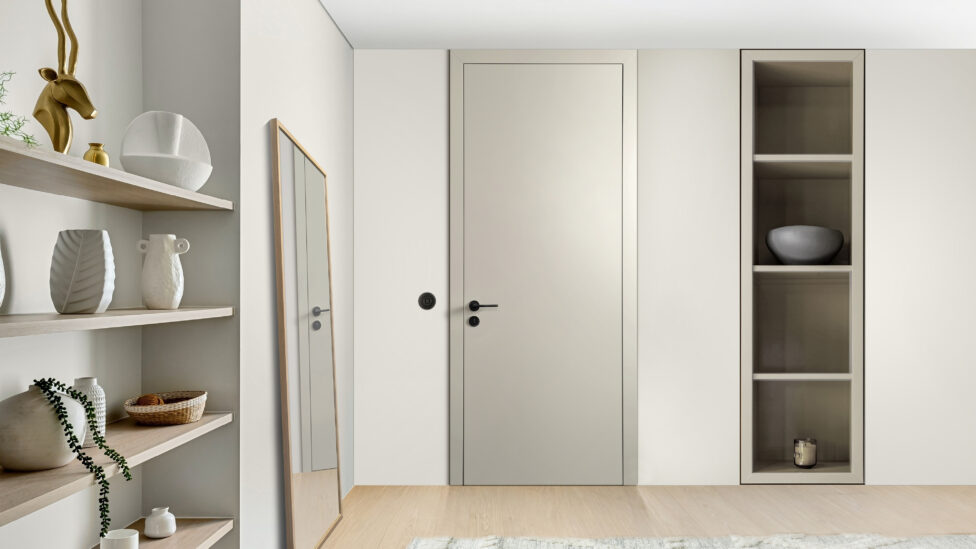 HGM Premium Innentür in Kaschmir-Beige mit schwarzem Drücker in modernem Wohnflur mit offenem Regal und Einbaunische